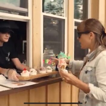 ice-hjouse-creamery-customer