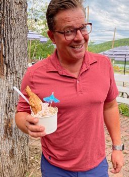 ice-house-creamery-customer-happy